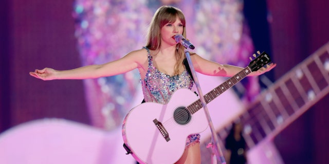 taylor swift on stage with guitar
