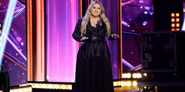 Kelly Clarkson speaks onstage during the 2023 iHeartRadio Music Awards.