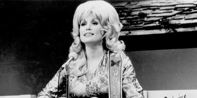Black and white photo of Dolly Parton from 1974