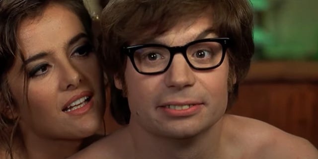 Fabiana Udeno and Mike Meyers in a scene from "Austin Powers"