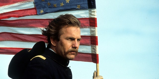 Kevin Costner holds american flag in Dances with Wolves