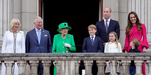 Queen Elizabeth appears on final day of Platinum Jubilee