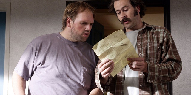 Jason Lee and Ethan Suplee read a note on My Name is Earl show