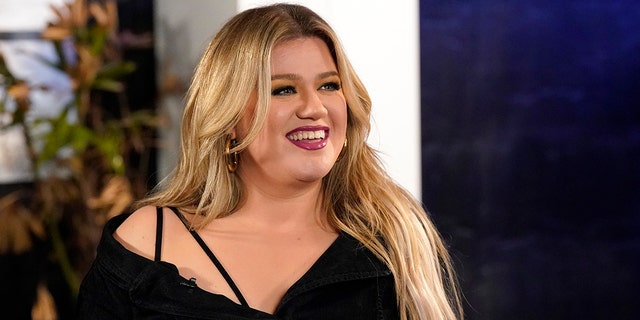 Kelly Clarkson is all smiles these days.
