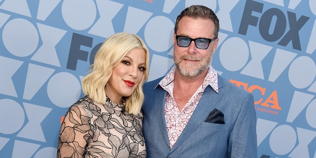 Tori Spelling posing with husband Dean McDermott at an event
